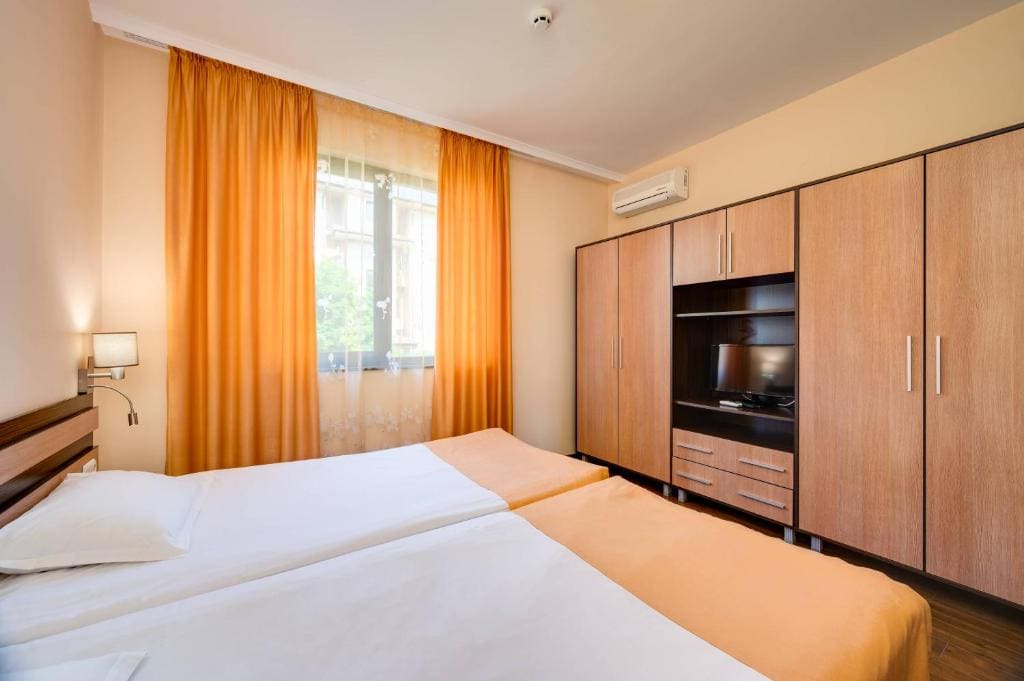 One-Bedroom Apartment with Balcony and Pool View - Free Access to Aquapark and Action Park room - Image 2