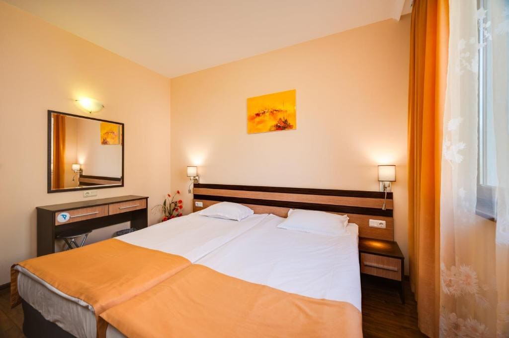 One-Bedroom Apartment with Balcony and Pool View - Free Access to Aquapark and Action Park room - Image 3