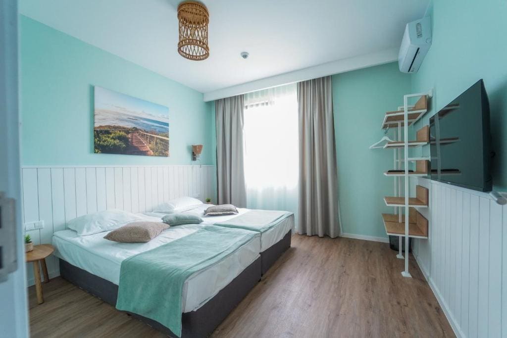 One-Bedroom Apartment with Balcony and Sea View - Free Access to Aquapark and Action Park room - Image 2