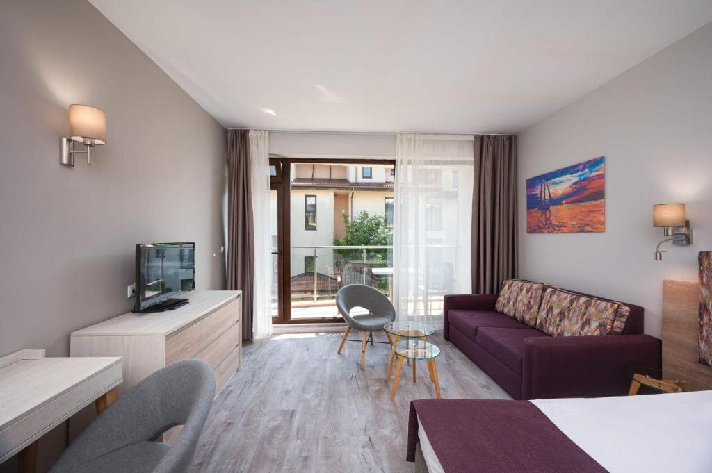 Twin Room with Balcony and Park View - Free Access to Aquapark and Action Park room - Image 3