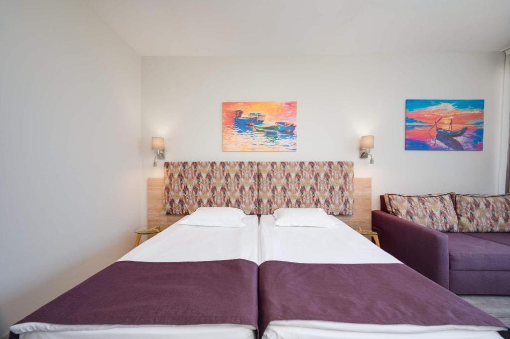 Twin Room with Balcony and Park View - Free Access to Aquapark and Action Park room - Image 2
