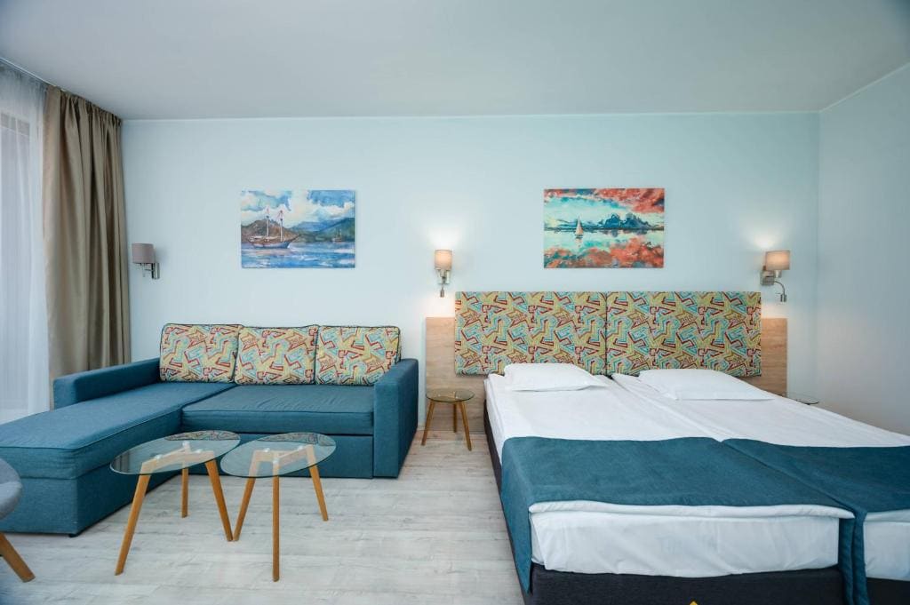 Twin Room with Balcony and Sea View - Free Access to Aquapark and Action Park room - Image 3