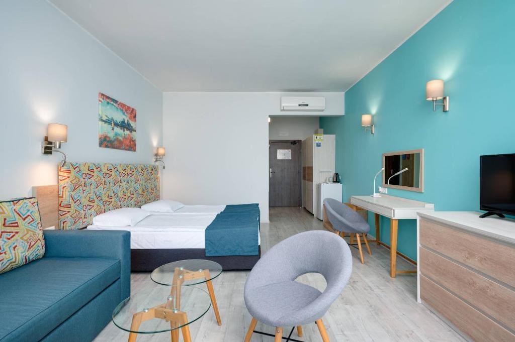 Twin Room with Balcony and Sea View - Free Access to Aquapark and Action Park room - Image 2