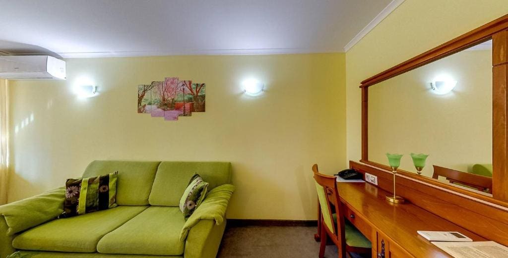 Deluxe Twin Room room - Image 3