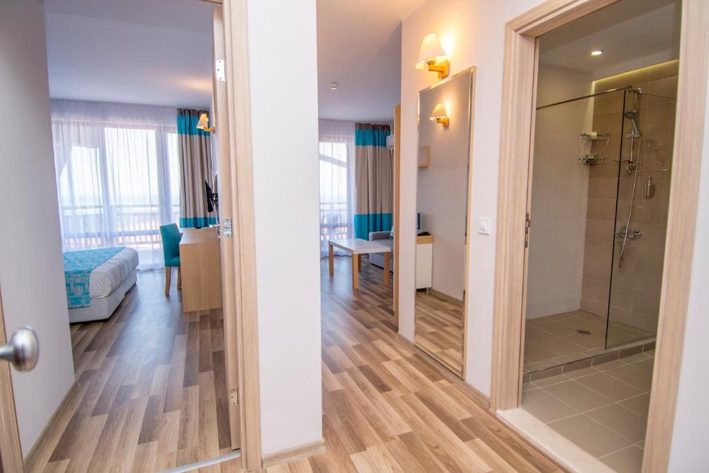 One-Bedroom Suite room - Image 2