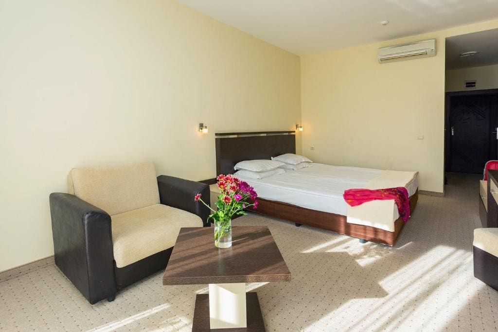 Double or Twin Room with Balcony room - Image 3