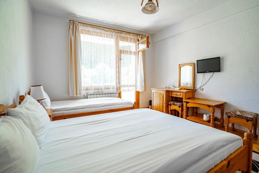 Comfort Triple Room with Shower room - Image 3