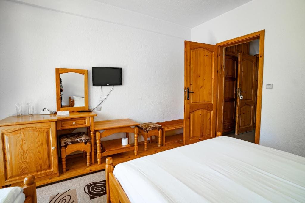 Comfort Triple Room with Shower room - Image 1