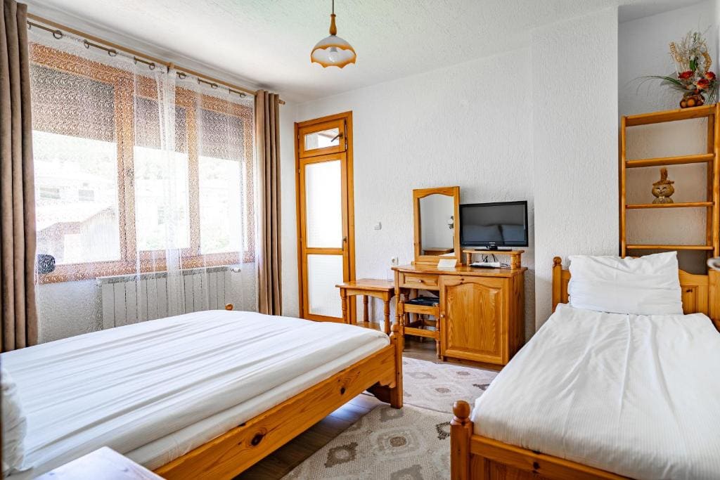 Comfort Triple Room with Shower room - Image 2