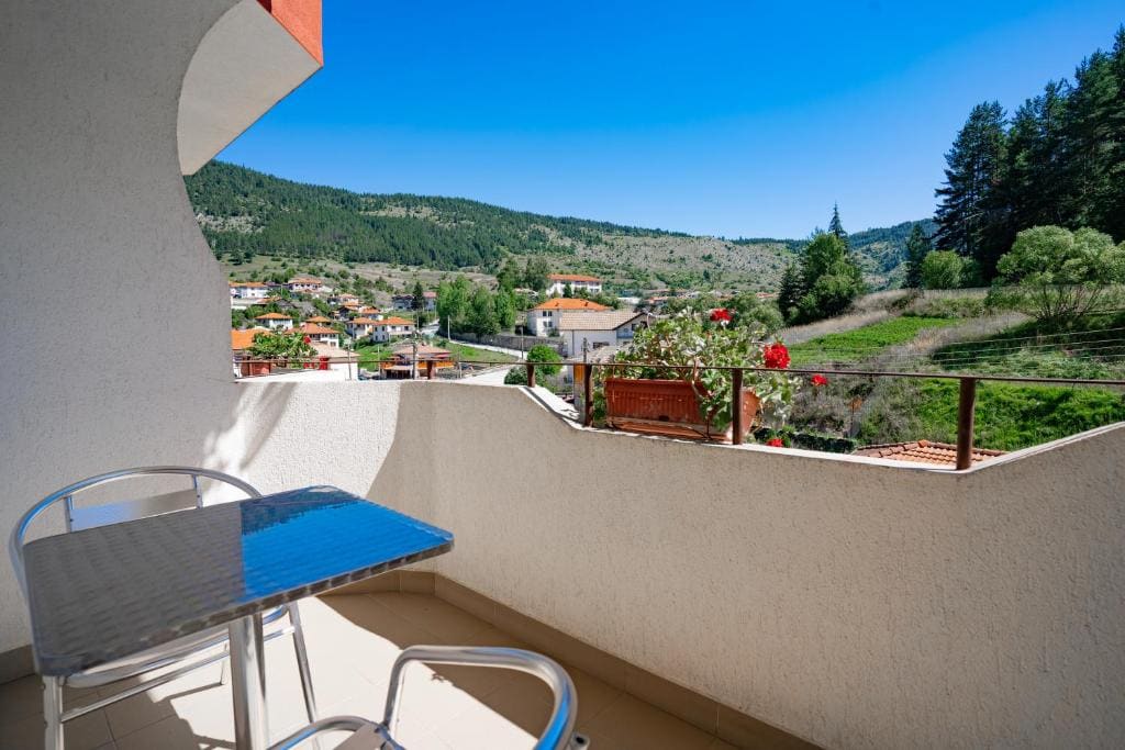 Double Room with Balcony room - Image 3