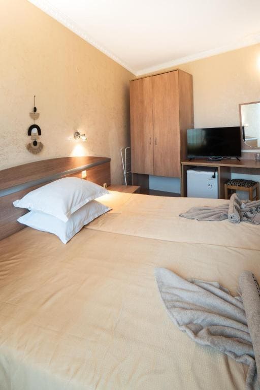 Double or Twin Room with Balcony room - Image 2