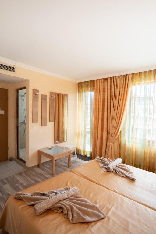 Double or Twin Room with Balcony room - Image 3