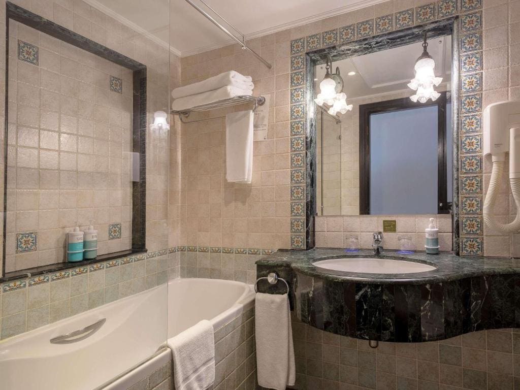 Superior King Room with Balcony and Beach View room - Image 2