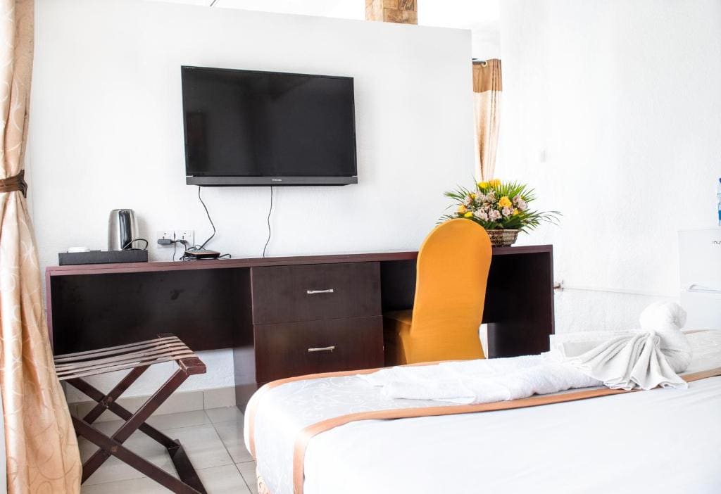 Junior Suite with Pool View room - Image 3