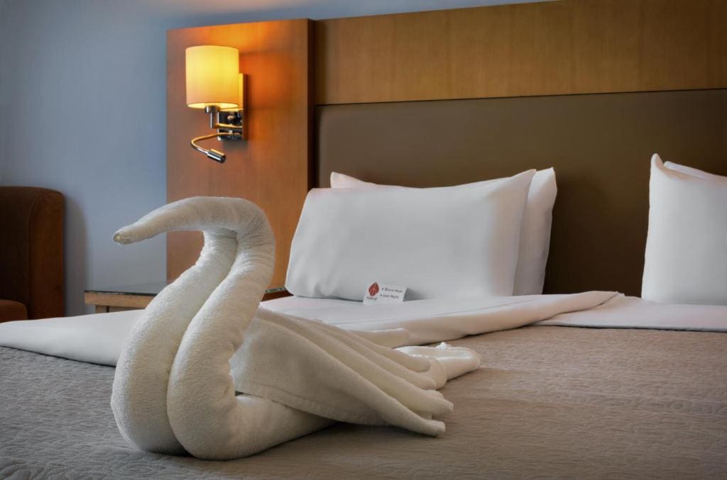 Double Room with Pool View room - Image 2