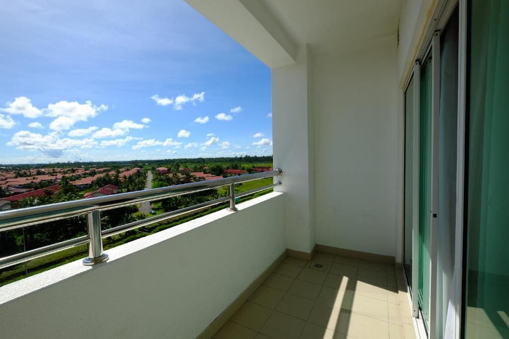 Deluxe King Room with Balcony room - Image 3