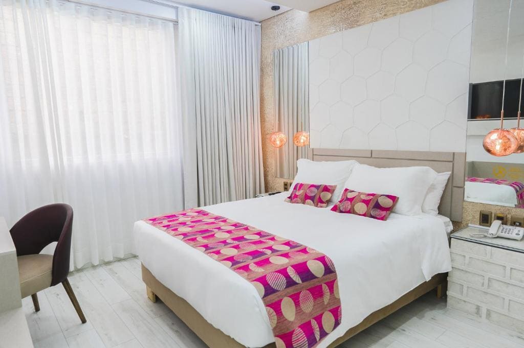 Deluxe Queen Room room - Image 1