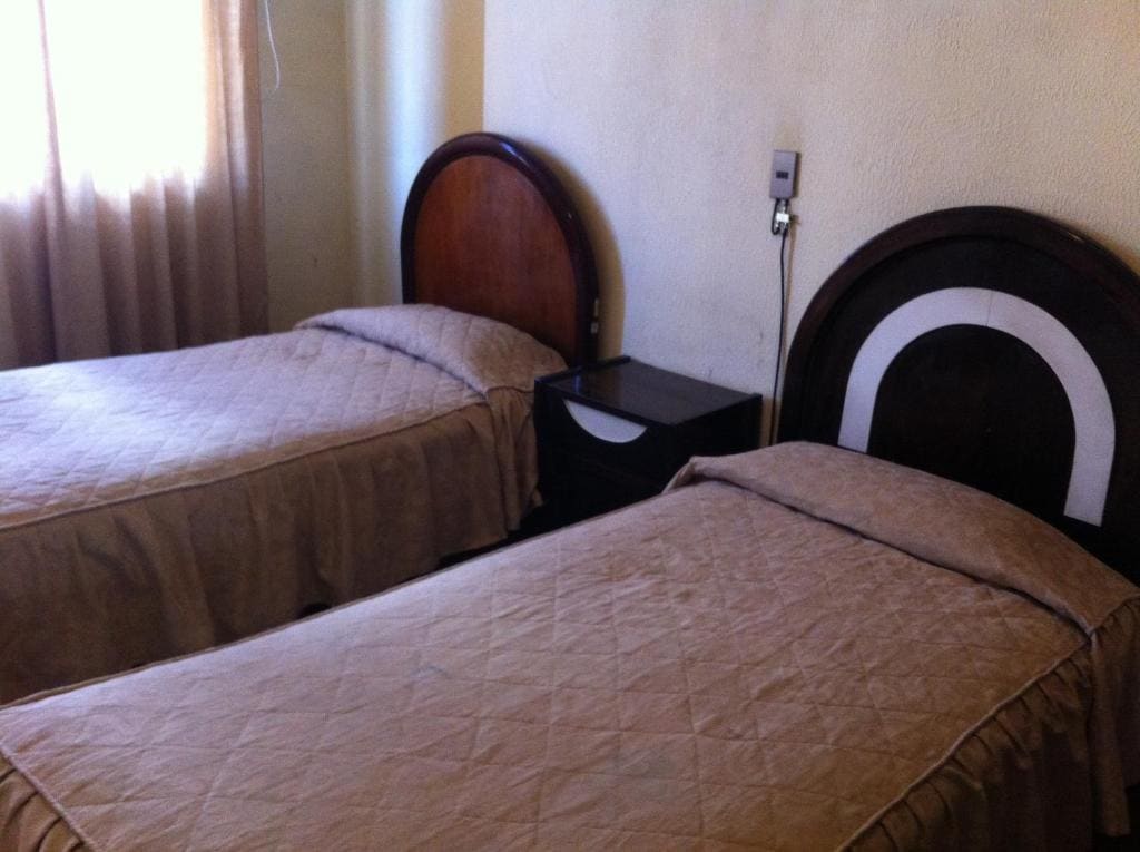 Twin Room with Shared Bathroom room - Image 2