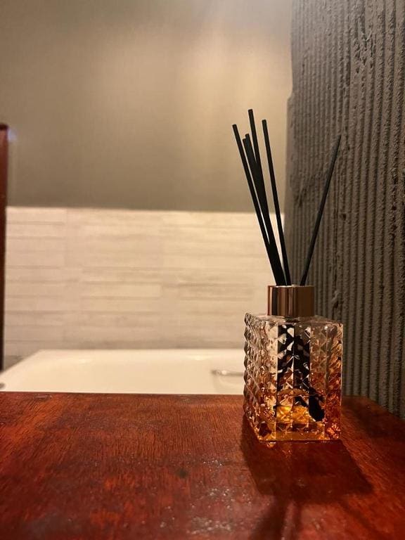 Deluxe Suite with Spa Bath room - Image 3