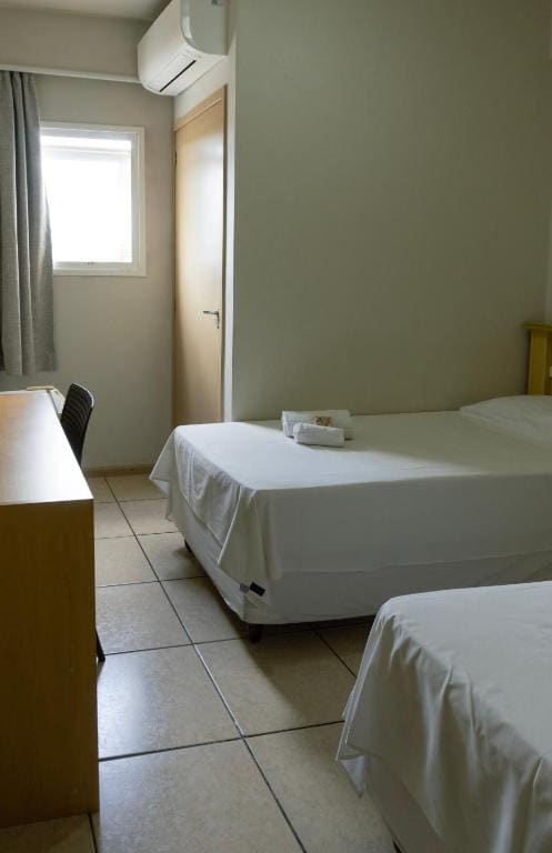 Standard Twin Room room - Image 3