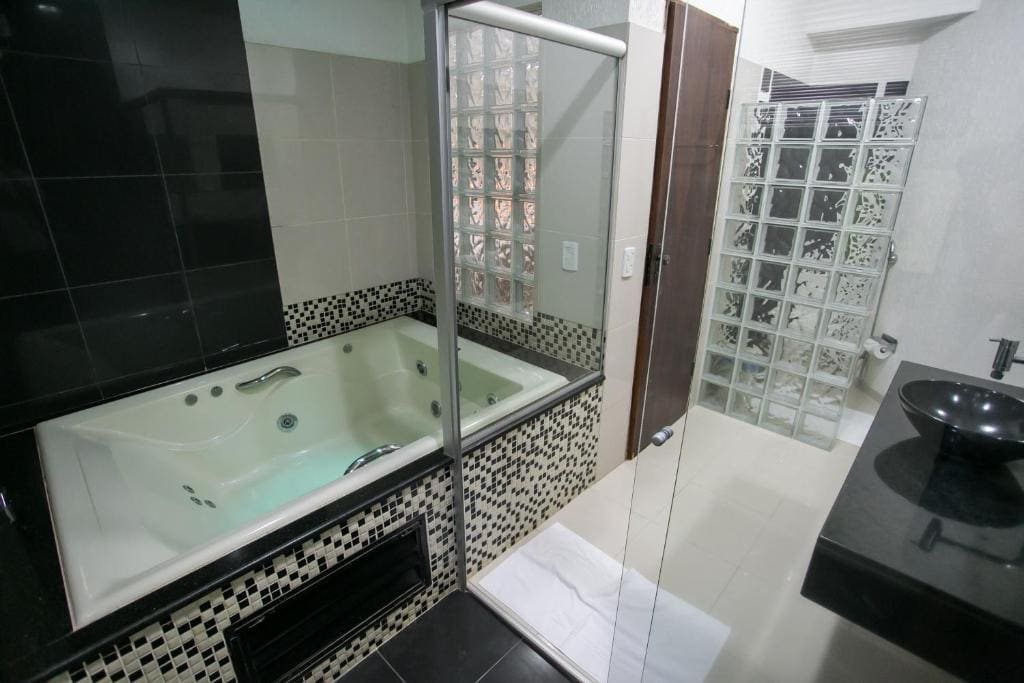 King Suite with Spa Bath room - Image 3