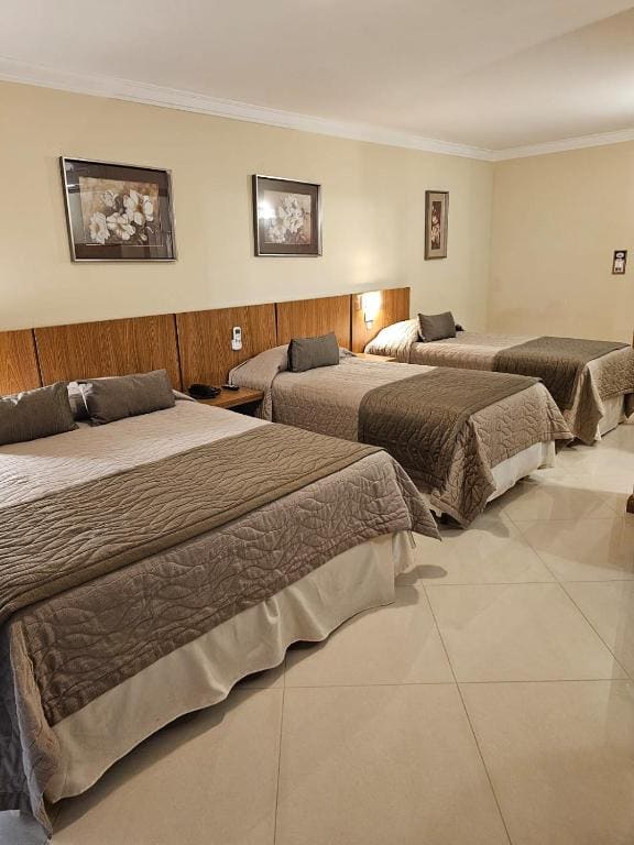 Deluxe Quadruple Room room - Image 1