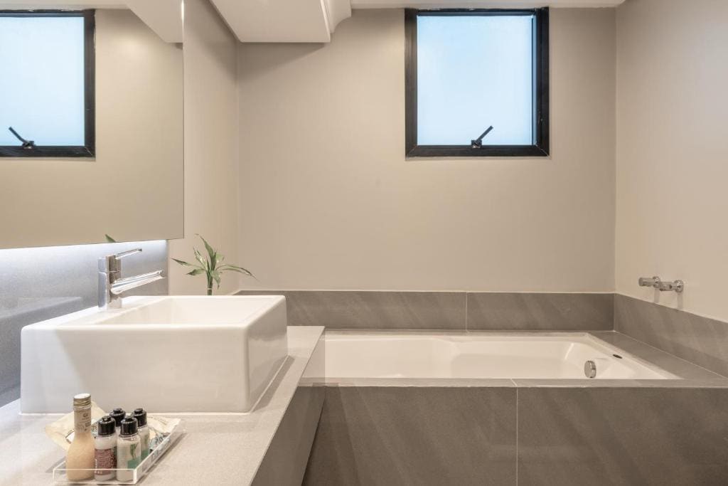 Premium Suite with Ocean View room - Image 3