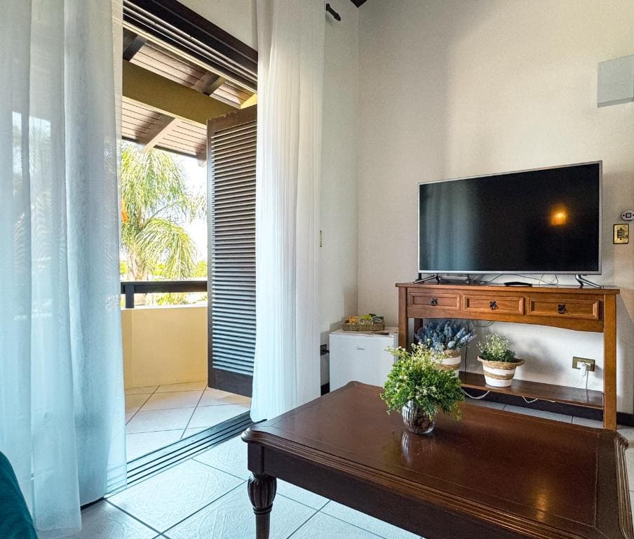 Deluxe Suite with Spa Bath room - Image 2