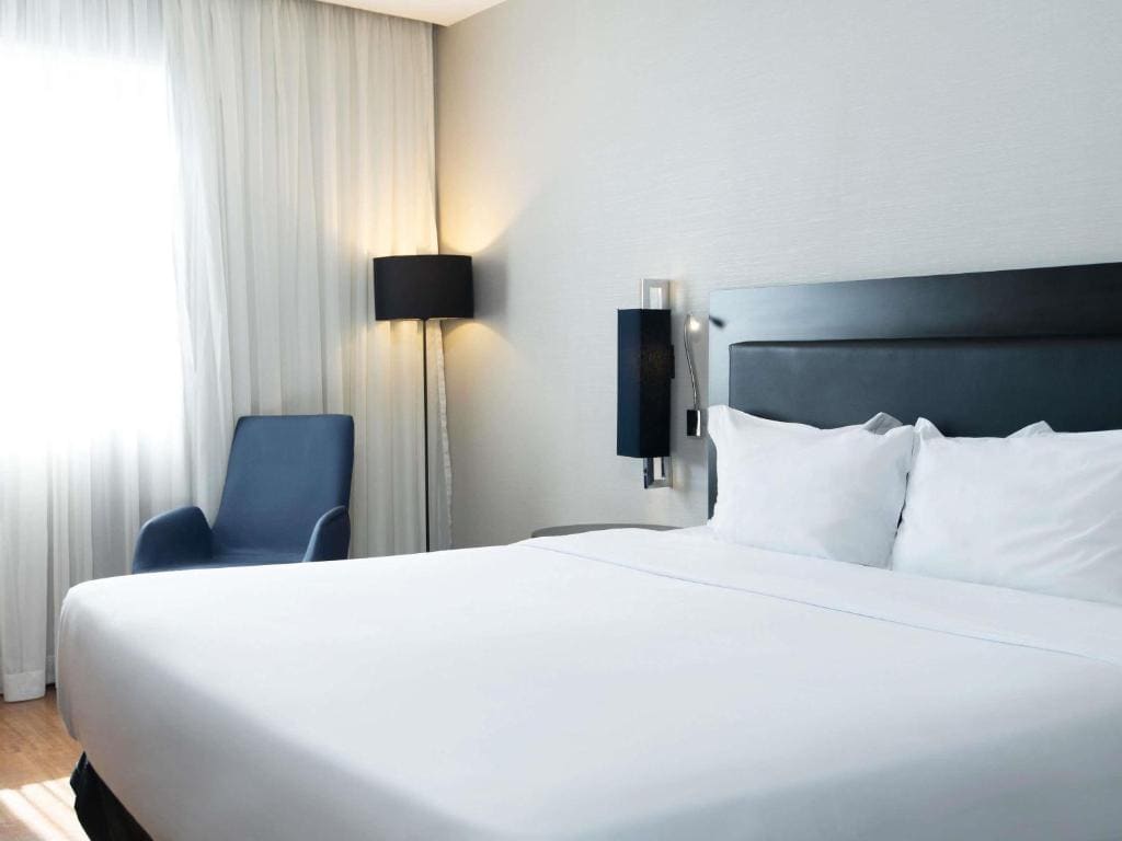 Executive Room with Queen Bed room - Image 3