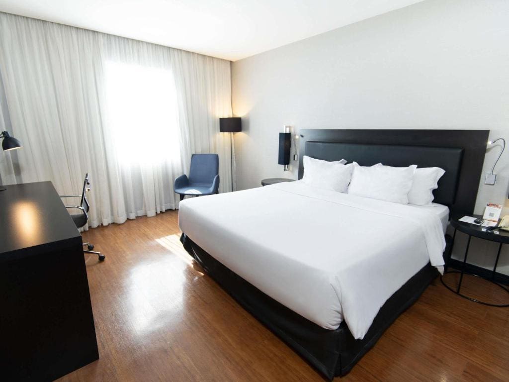 Executive Room with Queen Bed room - Image 2