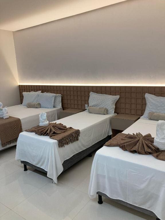 Deluxe Quadruple Room room - Image 1