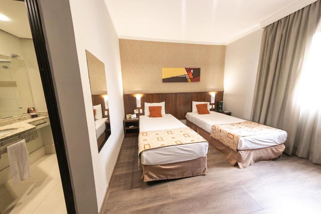 Quarto Superior Class A 2 camas Solteiro e Vista da Cidade room - Image 1