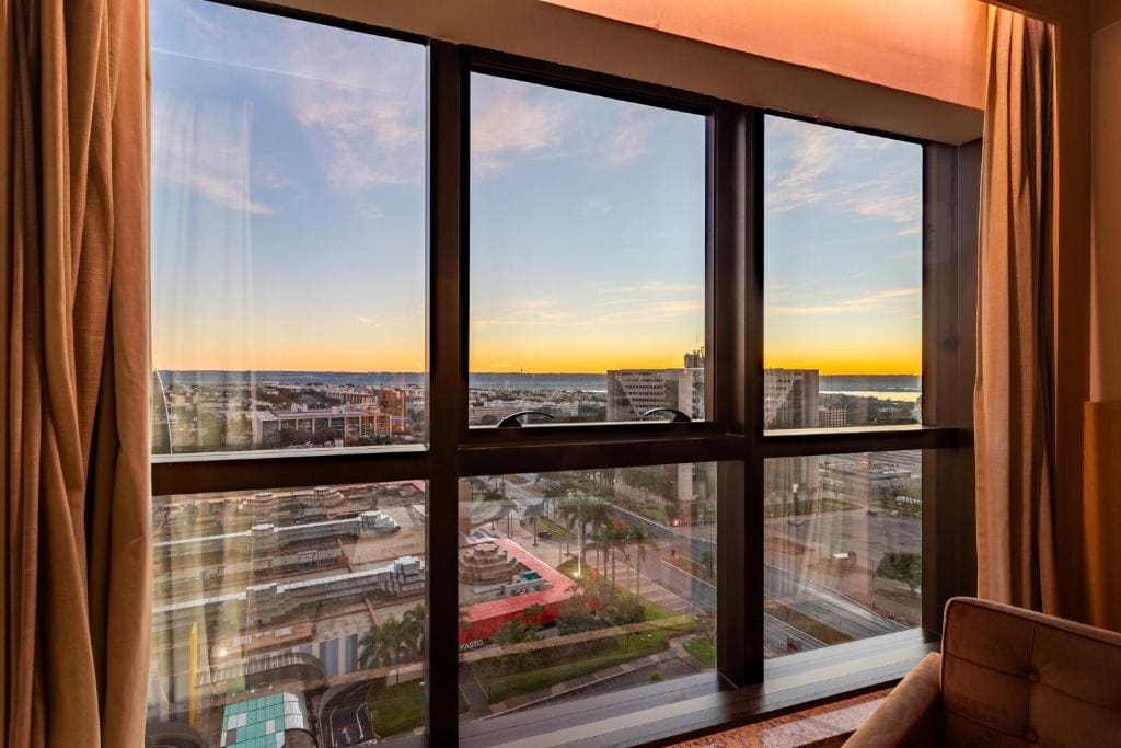 Deluxe One-Bedroom Apartment with City View room - Image 2