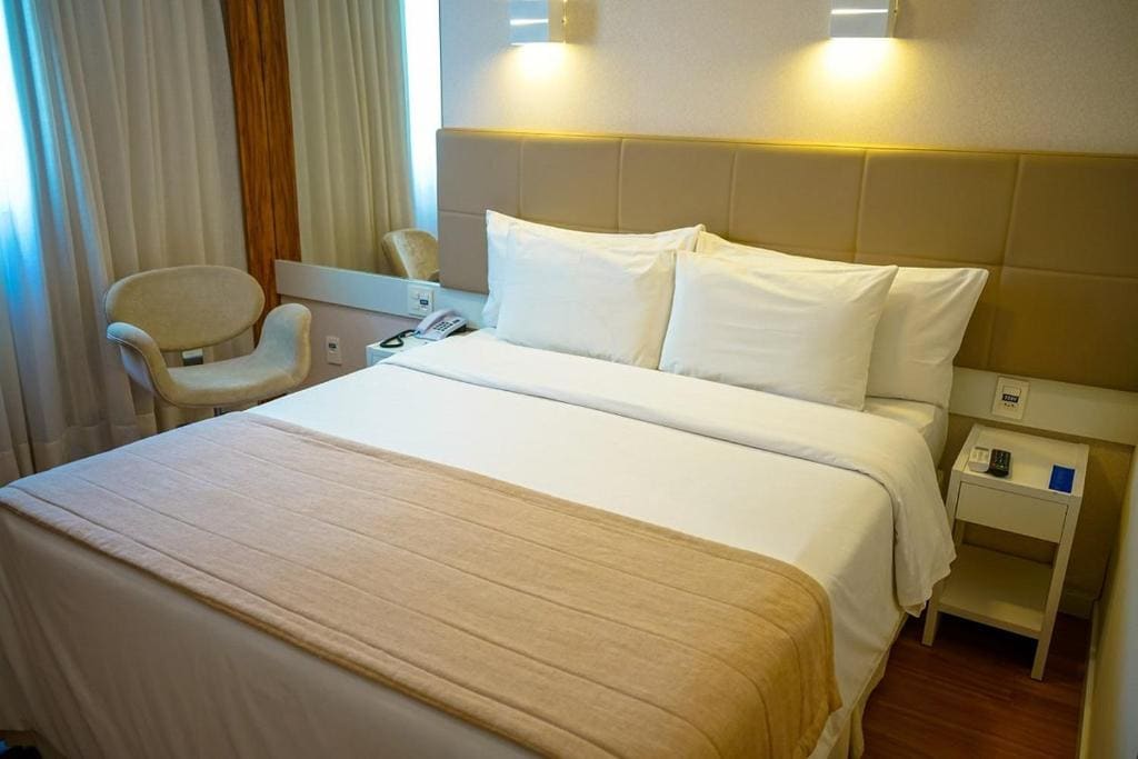 Deluxe Queen Room room - Image 2