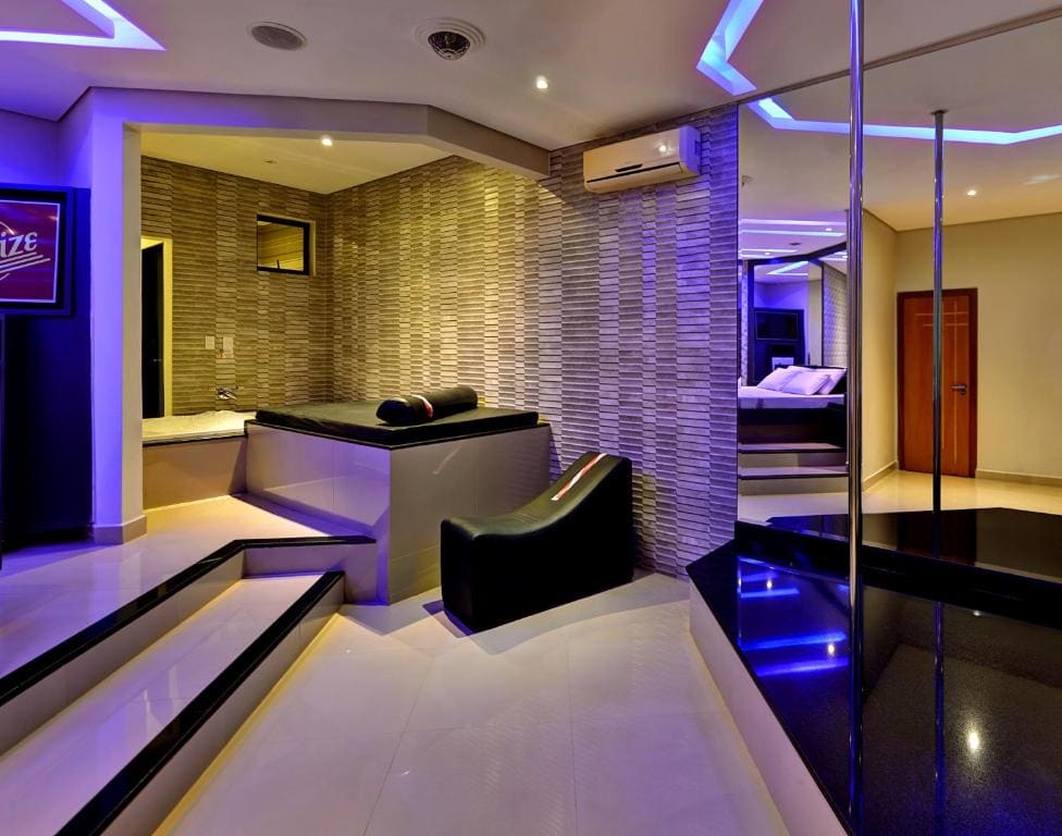 Deluxe Queen Suite room - Image 3