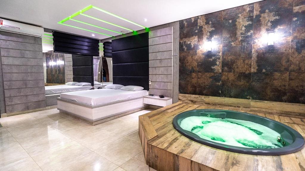 Suite with Spa Bath room - Image 3