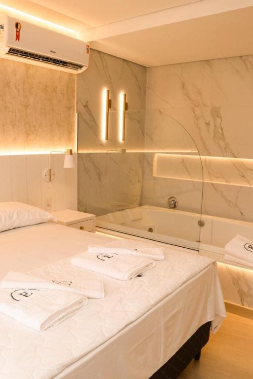 Queen Suite with Spa Bath room - Image 2