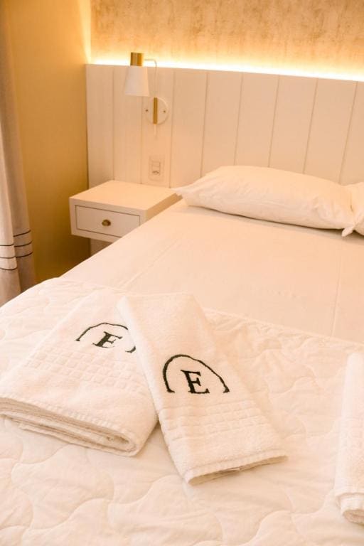 Queen Suite with Spa Bath room - Image 1