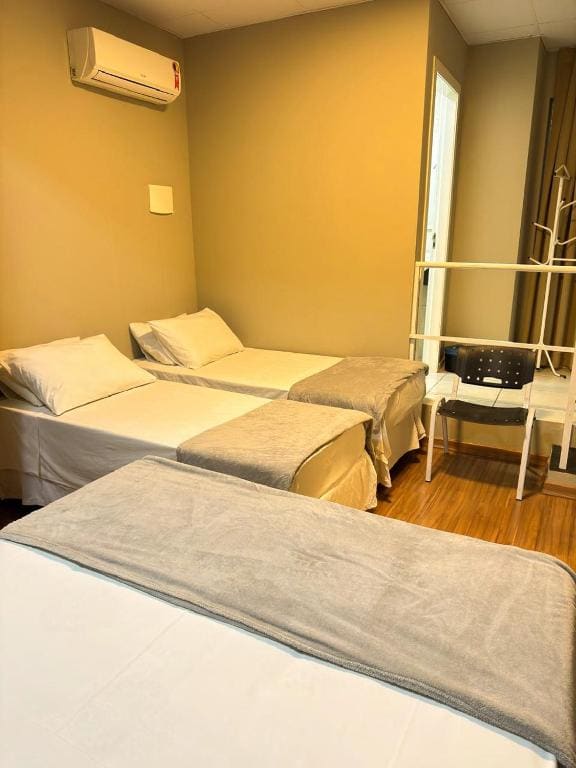 Standard Quadruple Room room - Image 2