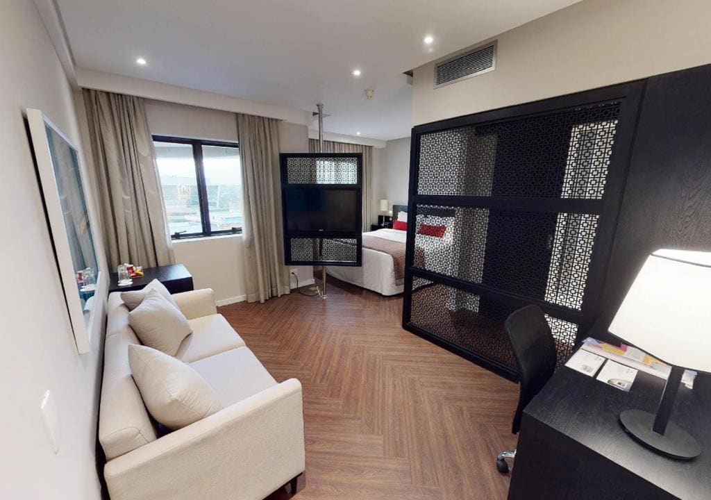 Deluxe Junior Suite room - Image 3