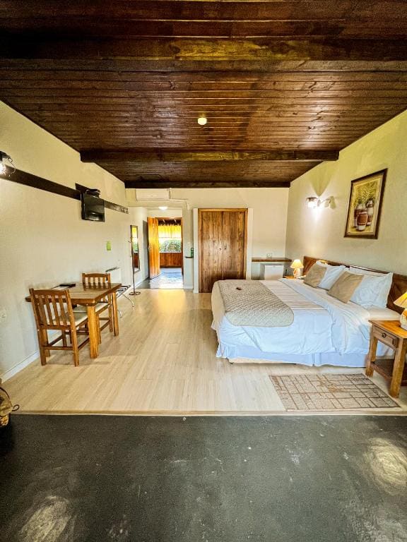Deluxe Double or Twin Room room - Image 3