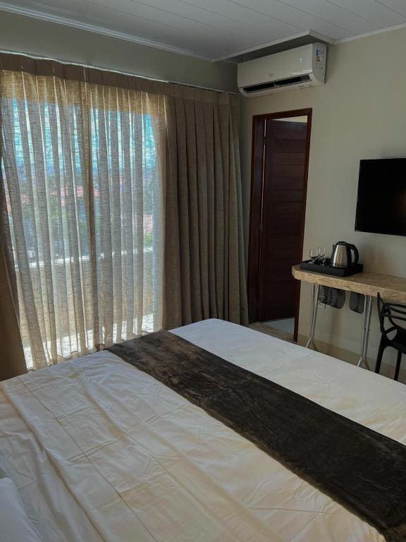 Deluxe Queen Suite room - Image 1