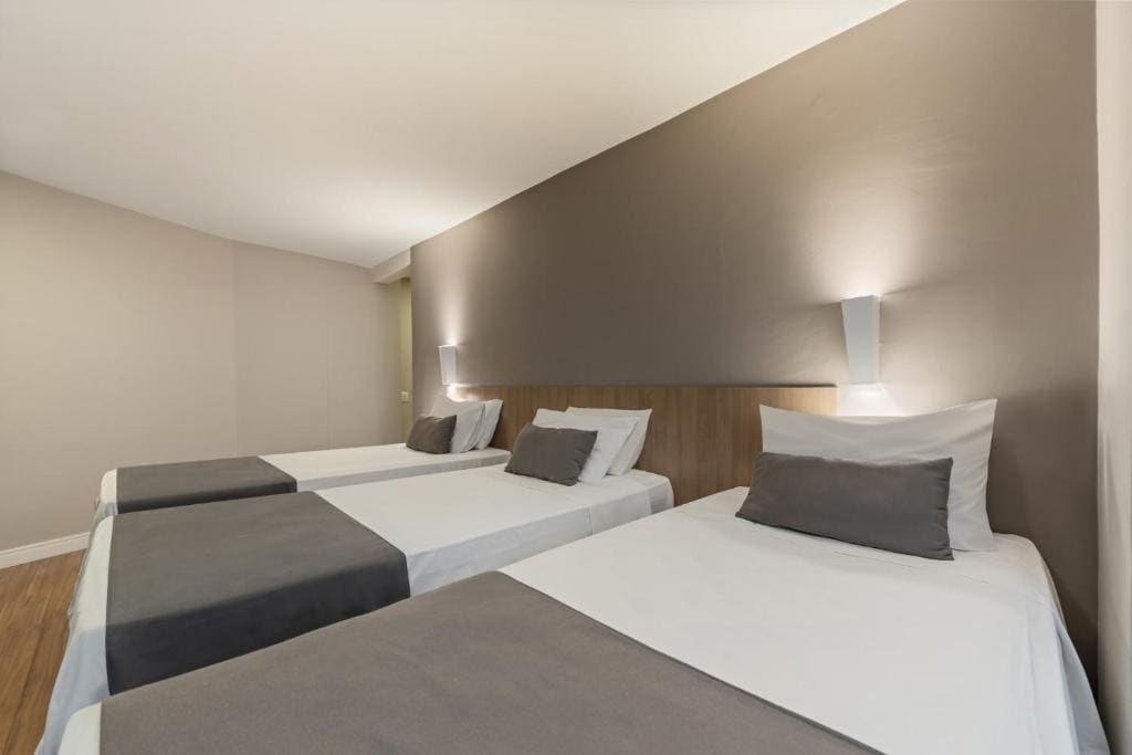 Triple Room with 3 Single Beds room - Image 2