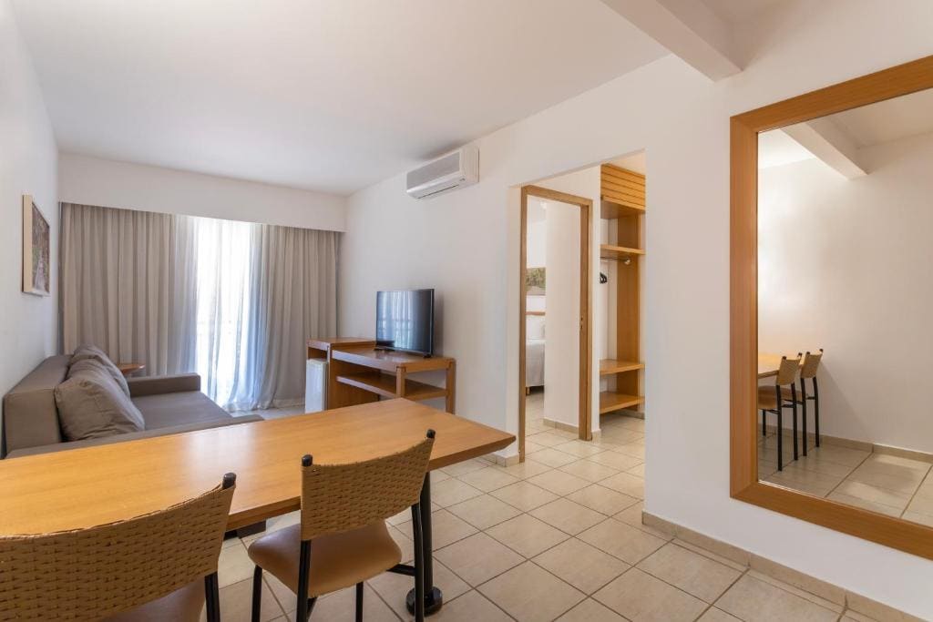 Junior Suite with Access to Hot Park and Parque das Fontes room - Image 3