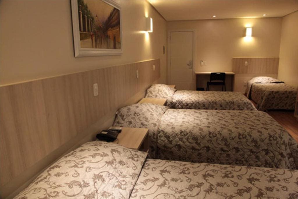 Deluxe Quadruple Room room - Image 1