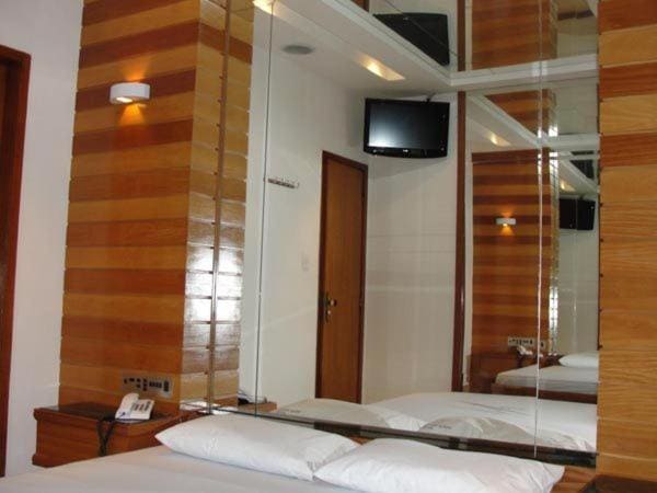 Double Room with Spa Bath room - Image 1
