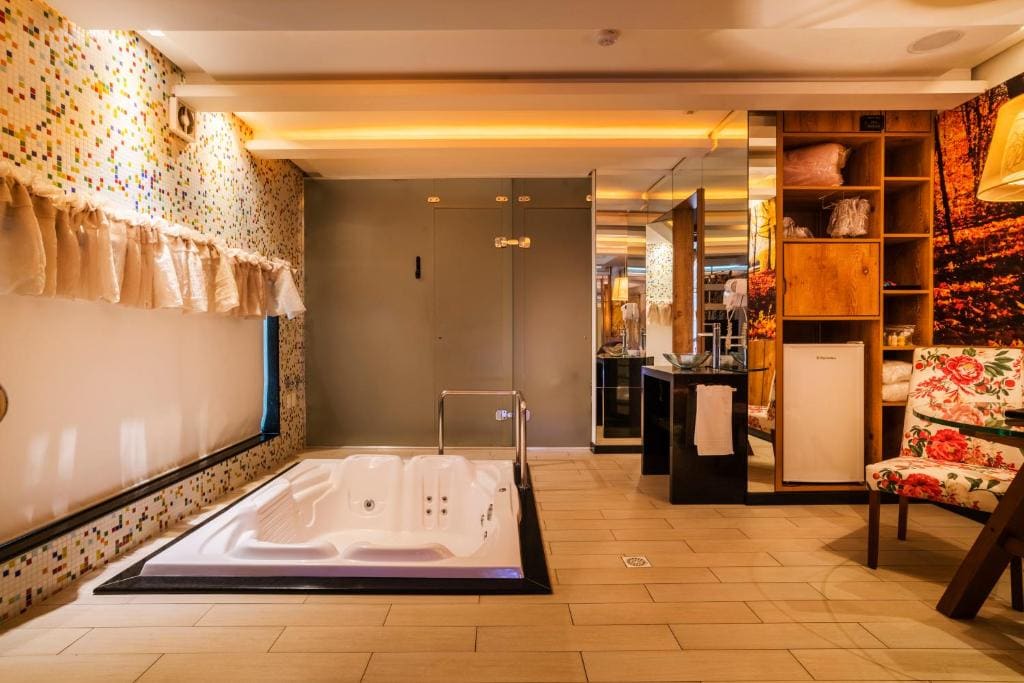 Deluxe King Suite room - Image 2