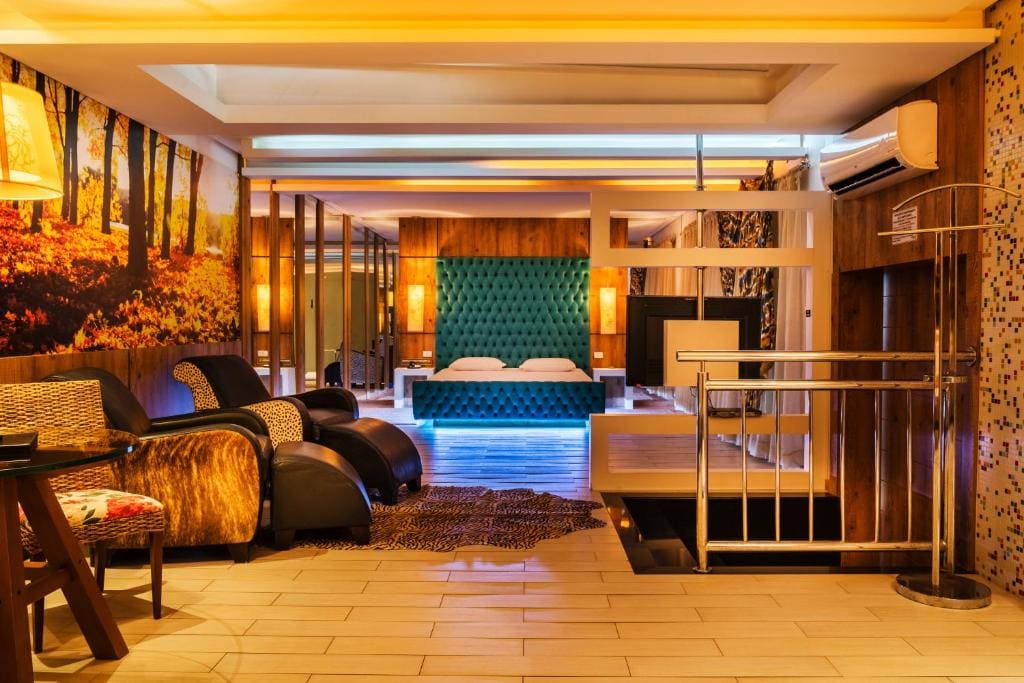 Deluxe King Suite room - Image 3