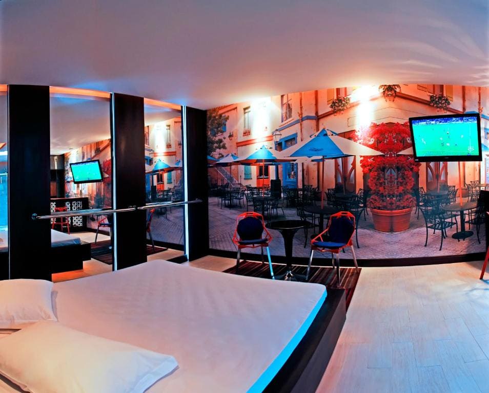 Deluxe Suite with Spa Bath room - Image 2