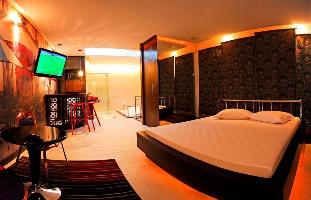 Deluxe Suite with Spa Bath room - Image 1